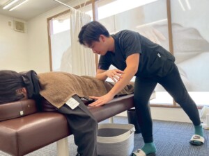 交通事故治療の施術の様子。